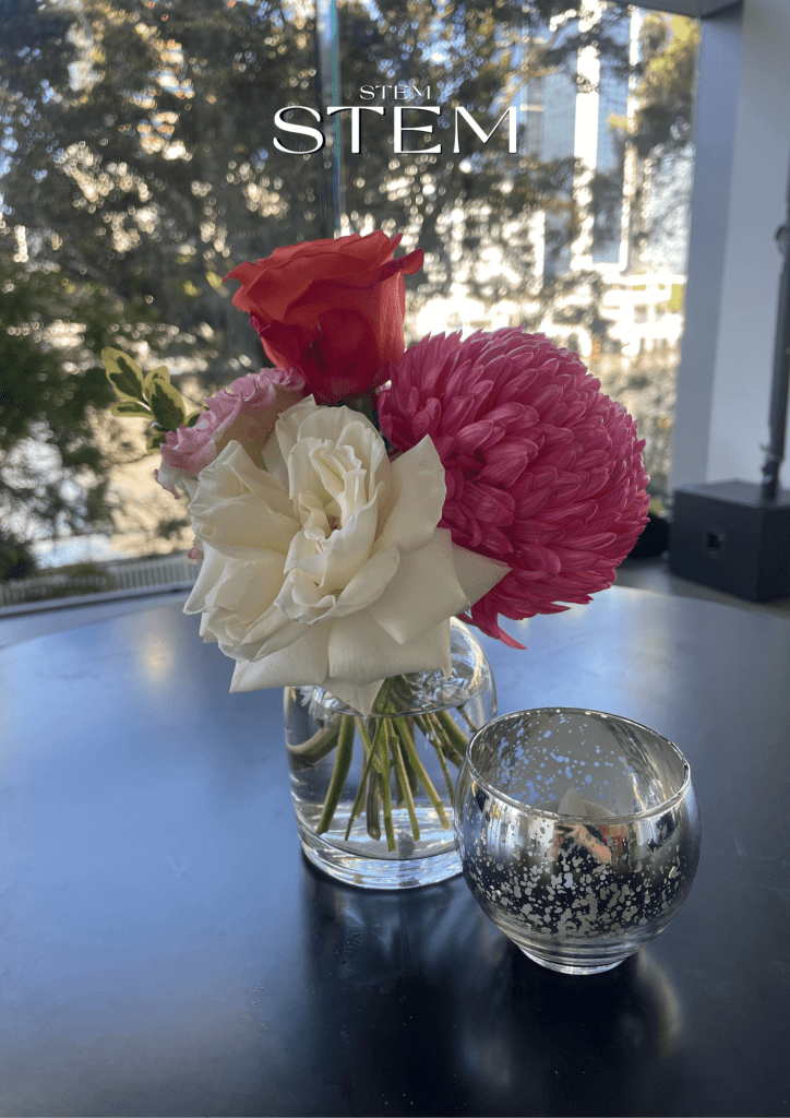 THE POPULARITY OF BUD VASES IN 2025 WEDDINGS