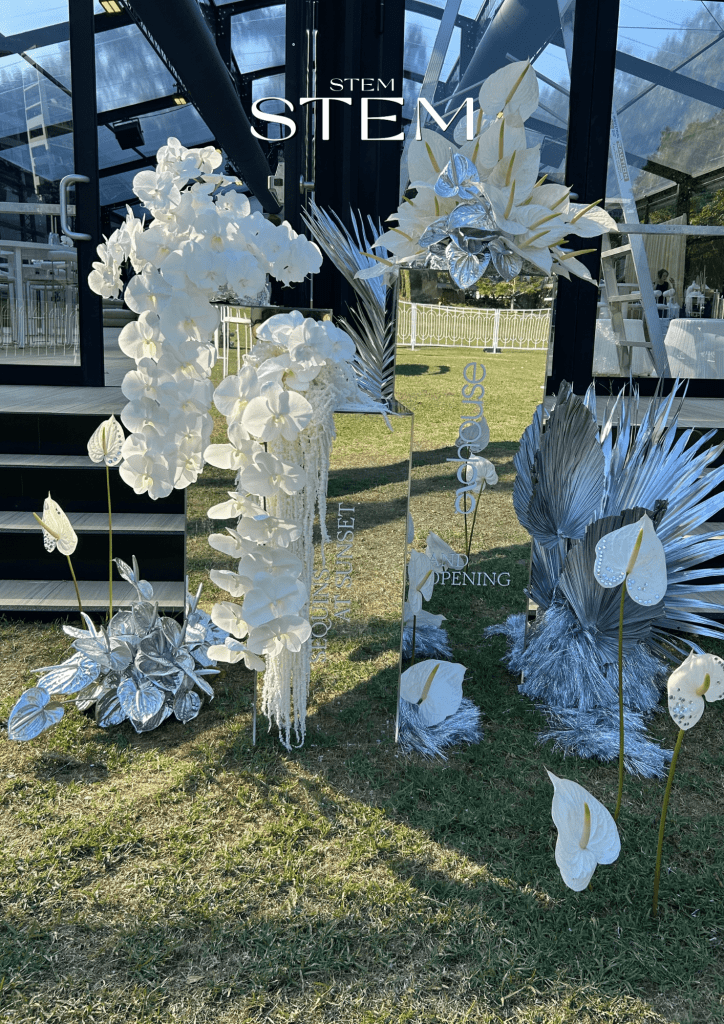 Botanical reflection – Choose colours and textures that echo the park’s surrounding foliage for a seamless indoor-outdoor connection.