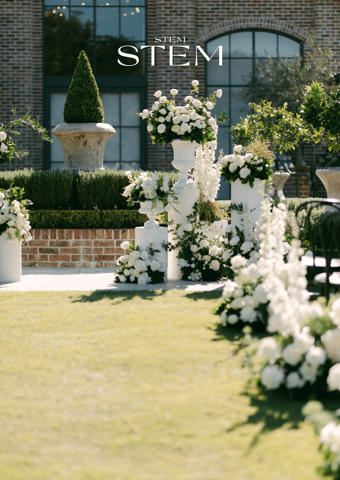 Trending wedding flower styles featuring garden-inspired wedding flowers designed by wedding florist Brisbane Stem Design.